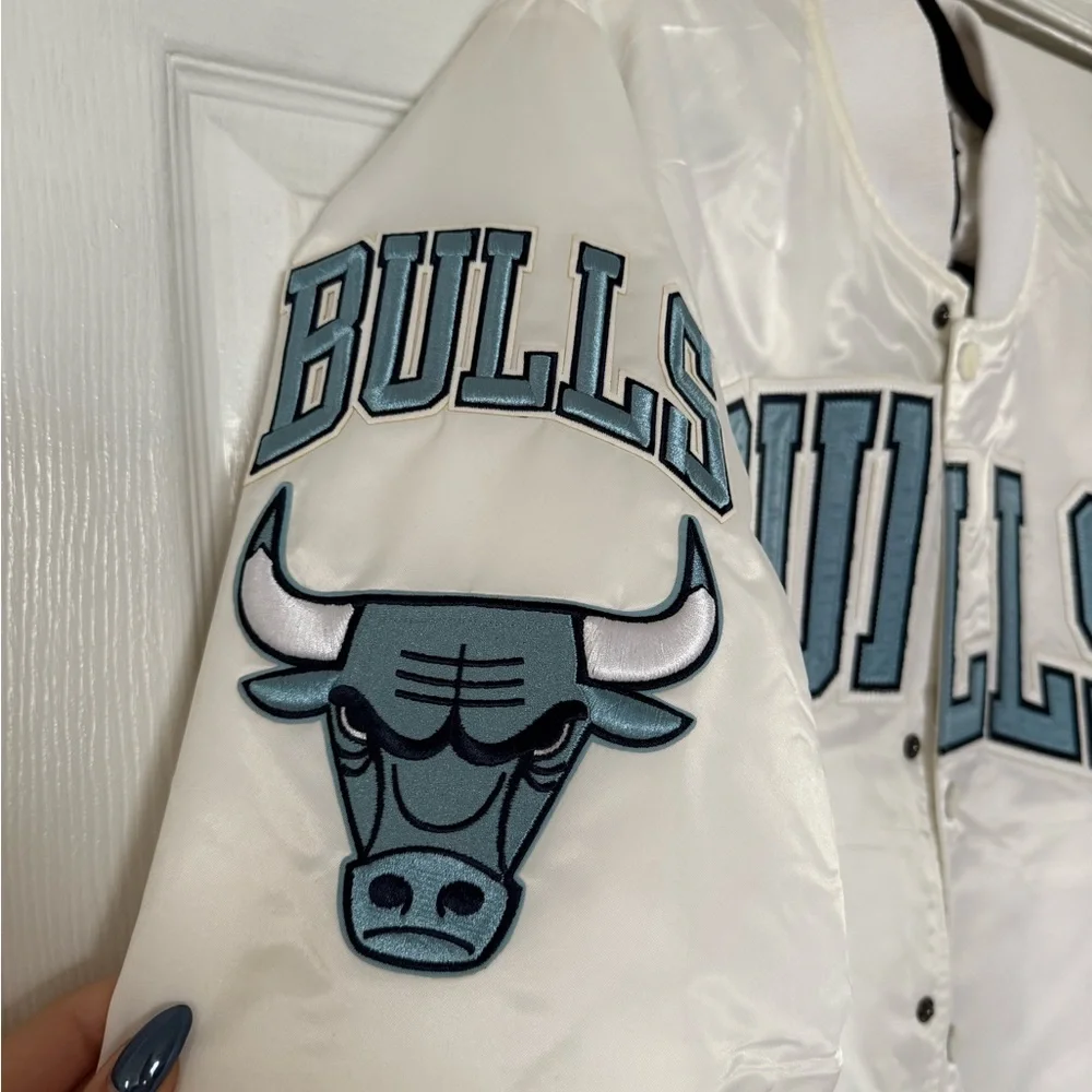 White Bulls Satin Bomber Jacket NBA - Picture 2 of 5